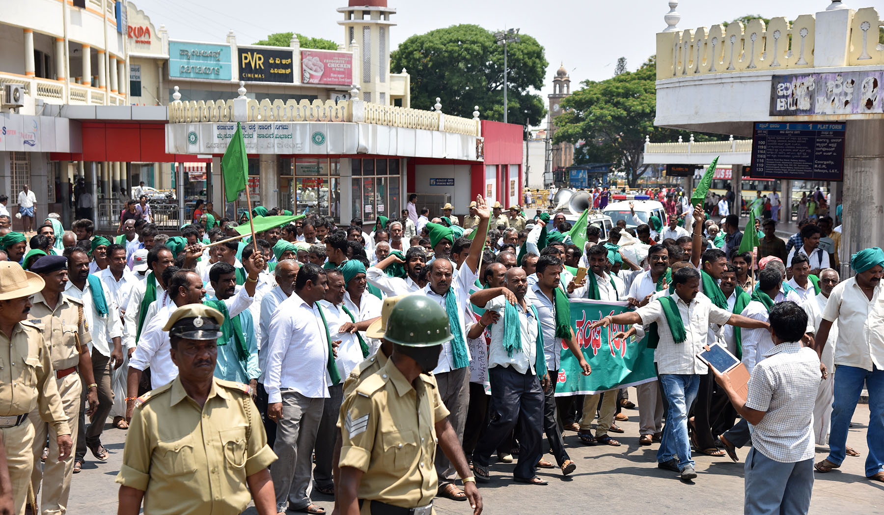 ಮೈಸೂರು: ಕಬ್ಬಿಗೆ ನ್ಯಾಯಯುತ ಬೆಲೆ ನೀಡುವಂತೆ ಒತ್ತಾಯಿಸಿ ರೈತರ ಪ್ರತಿಭಟನೆ